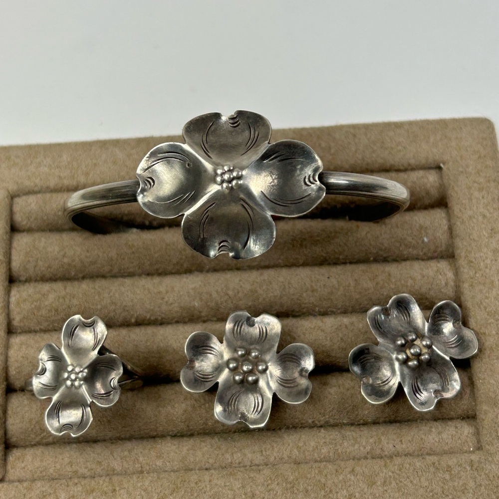 Stuart Nye Elegant sterling Silver Floral Jewelry Set Ring earrings and bracelet
